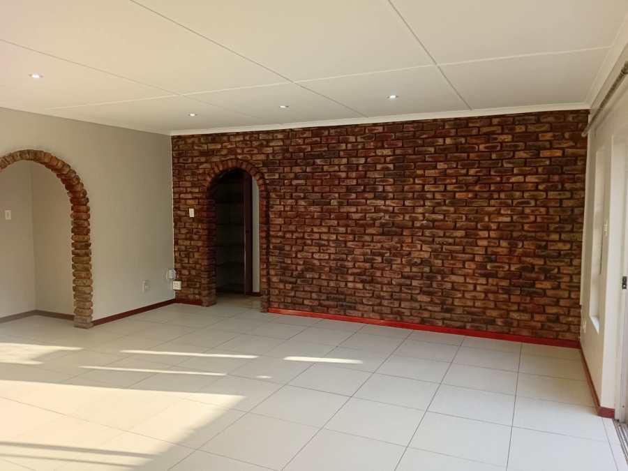 To Let 4 Bedroom Property for Rent in Bonza Bay Eastern Cape